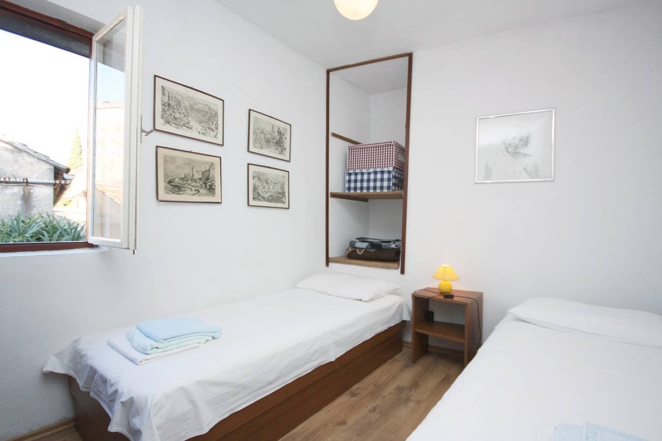 Foto 13 von 17: 2-Zimmer-Ferienwohnung mit Balkon und Meerblick Maslinica, Solta -a