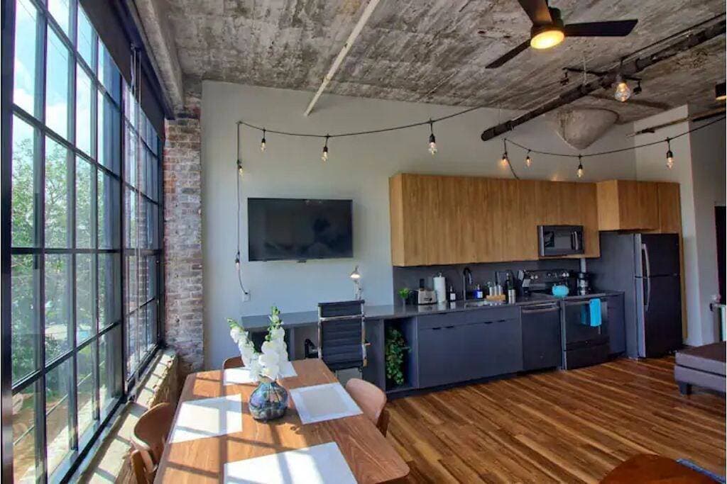 Foto 12 von 33: Chic Ultramodern Studio Loft w/ Designer Features