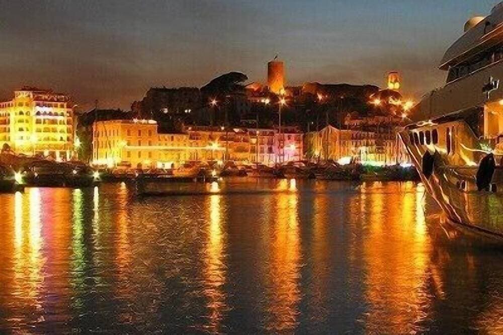 Foto 10 von 21: Cannes Beach. Appart Up Seaview 36 m2. Top Design. Pr. Center. Pool, Garage,