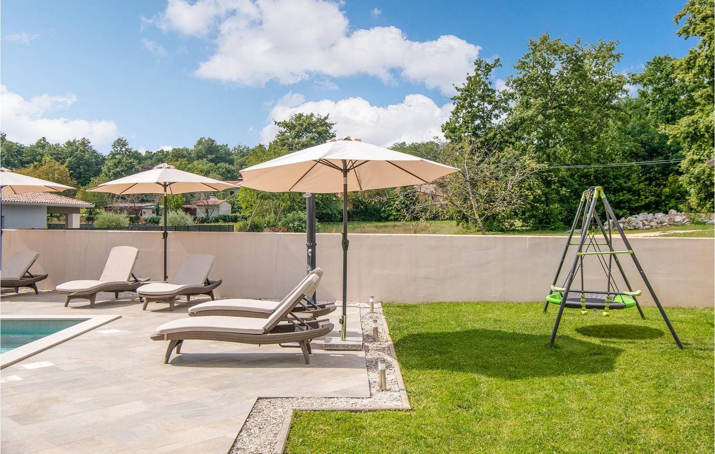 Foto 10 von 40: Geräumige 2-Zimmer-Wohnung mit Pool, WLAN und Parkplatz in der Nähe des Stadtzentrums