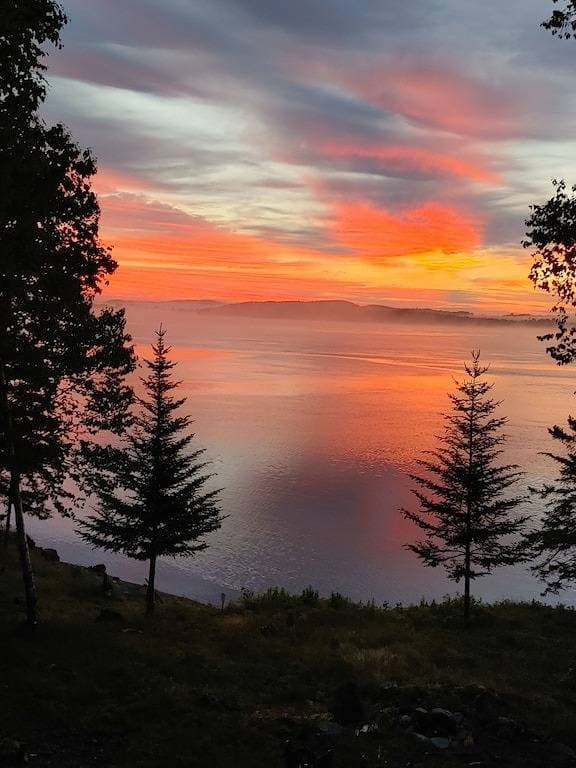 Foto 10 von 48: Blockhütte am Wasser / Volle Rückerstattung bis 1 Tag vorher / Kajaks / Feuerstelle / Strand