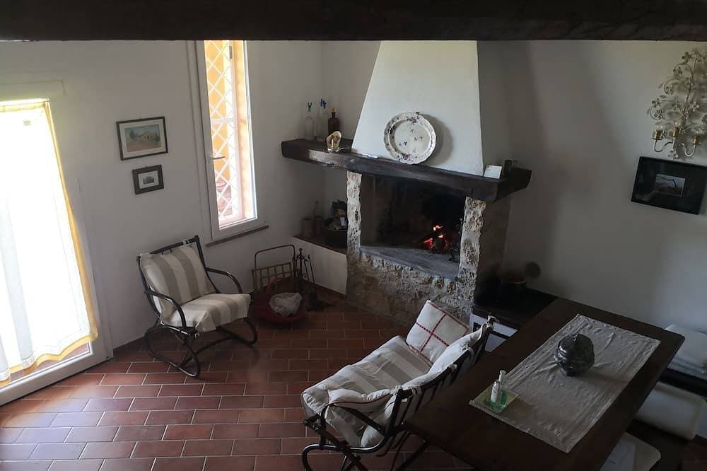 Foto 12 von 30: Landhaus auf dem Stein mitten im Grün der Olivenbäume des Hügels