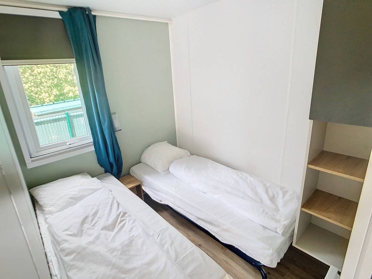 Foto 7 von 18: Mobil-Home Grand Confort à 200m de la Plage avec Piscine, 4 Pers, 2 Ch, Parking, Wifi Inlcus