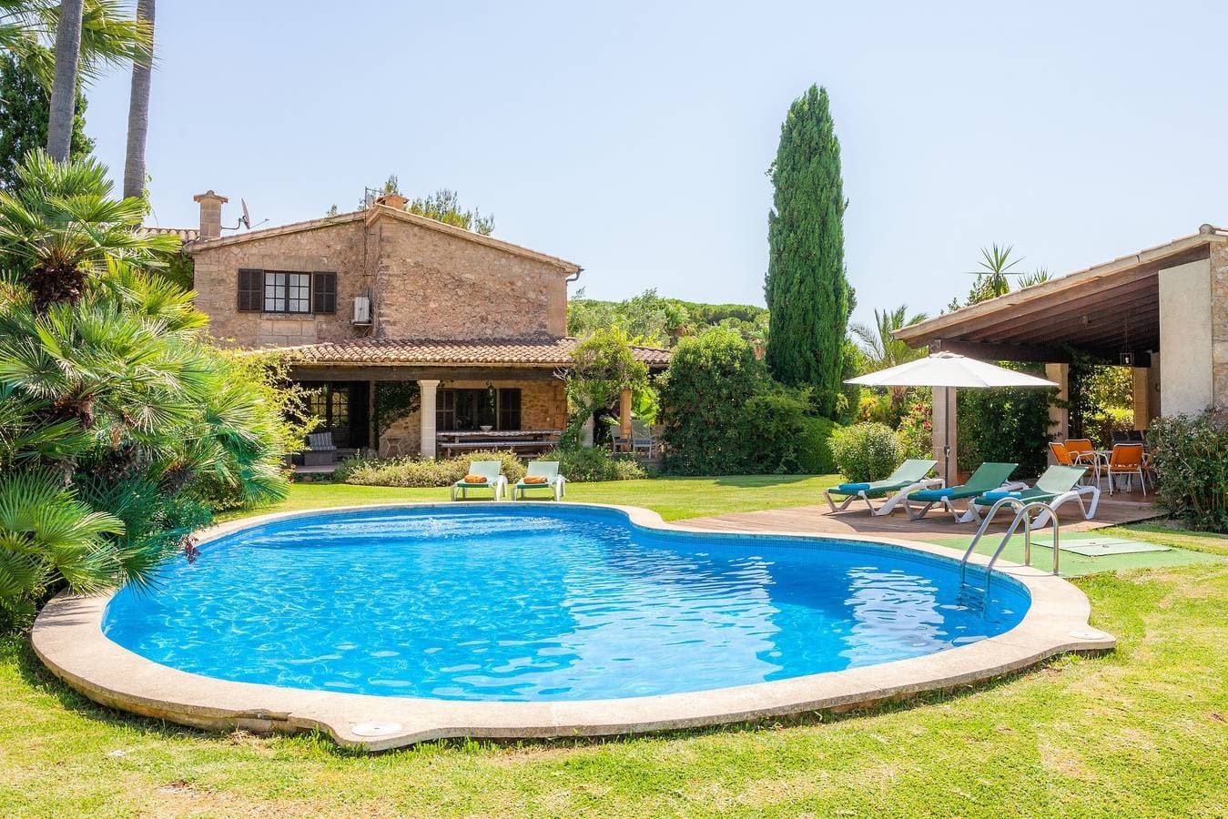 Foto 3 von 38: Mit traumhaftem Bergblick und Pool - Finca Can Curt