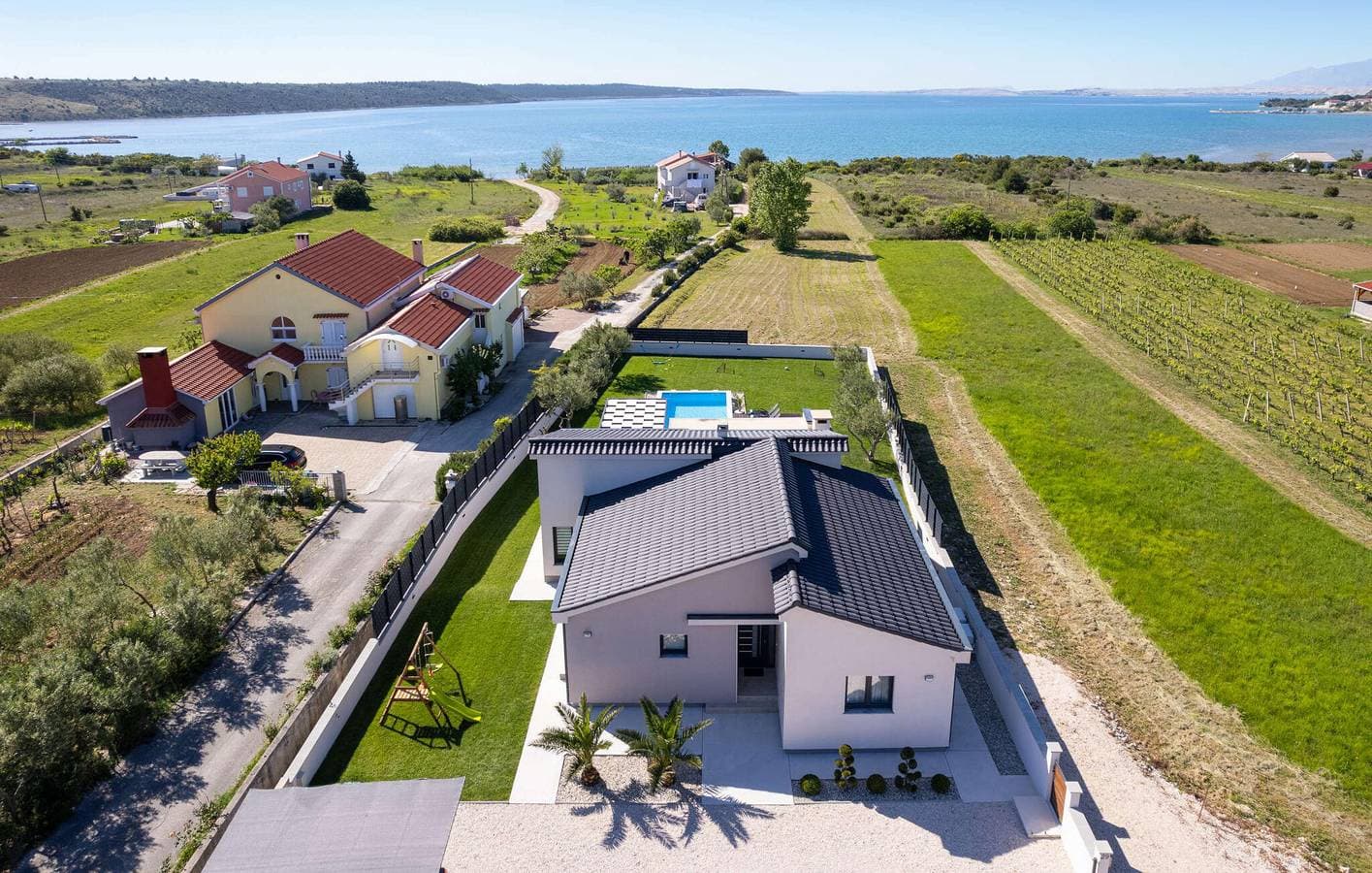 Foto 3 von 36: Gemütliche 150 m² große Ferienwohnung mit Meerblick, Pool und Terrasse, 2,5 km vom Strand entfernt