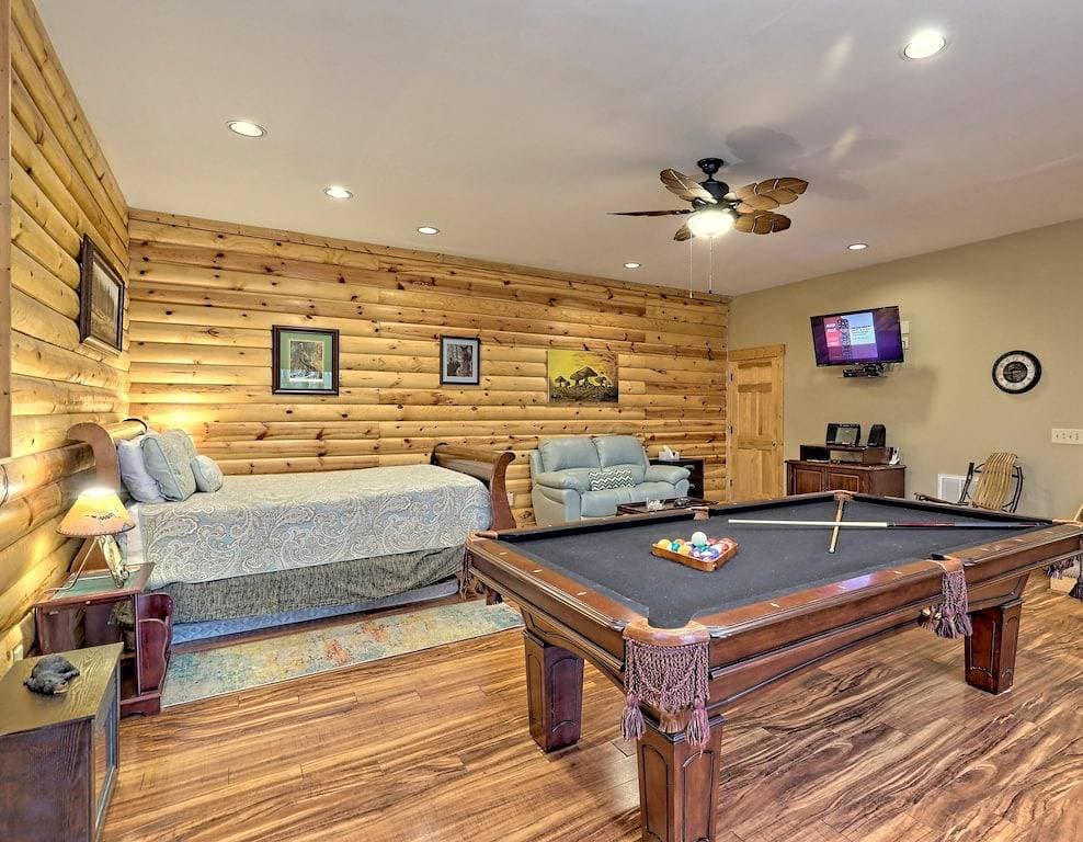 Foto 6 von 48: 3 Bezahlungsplan * Honeymoons * Hunde Ok * Netflix * Hot Tubs * Firepits * Pool Table * WIFI * Liebe