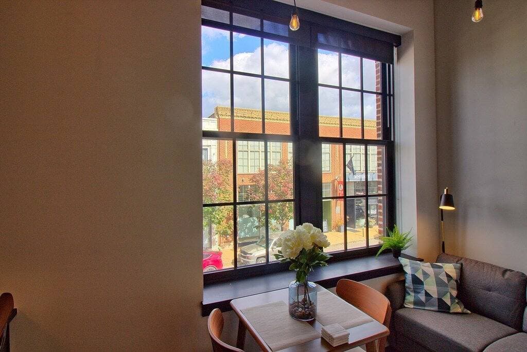 Foto 13 von 27: Chic Ultramodern Studio Loft w/ Designer Features