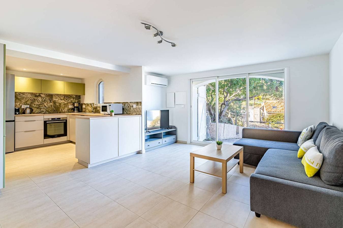 Foto 3 von 18: Untere Villa renoviert, Klimaanlage und Terrasse mit Meerblick