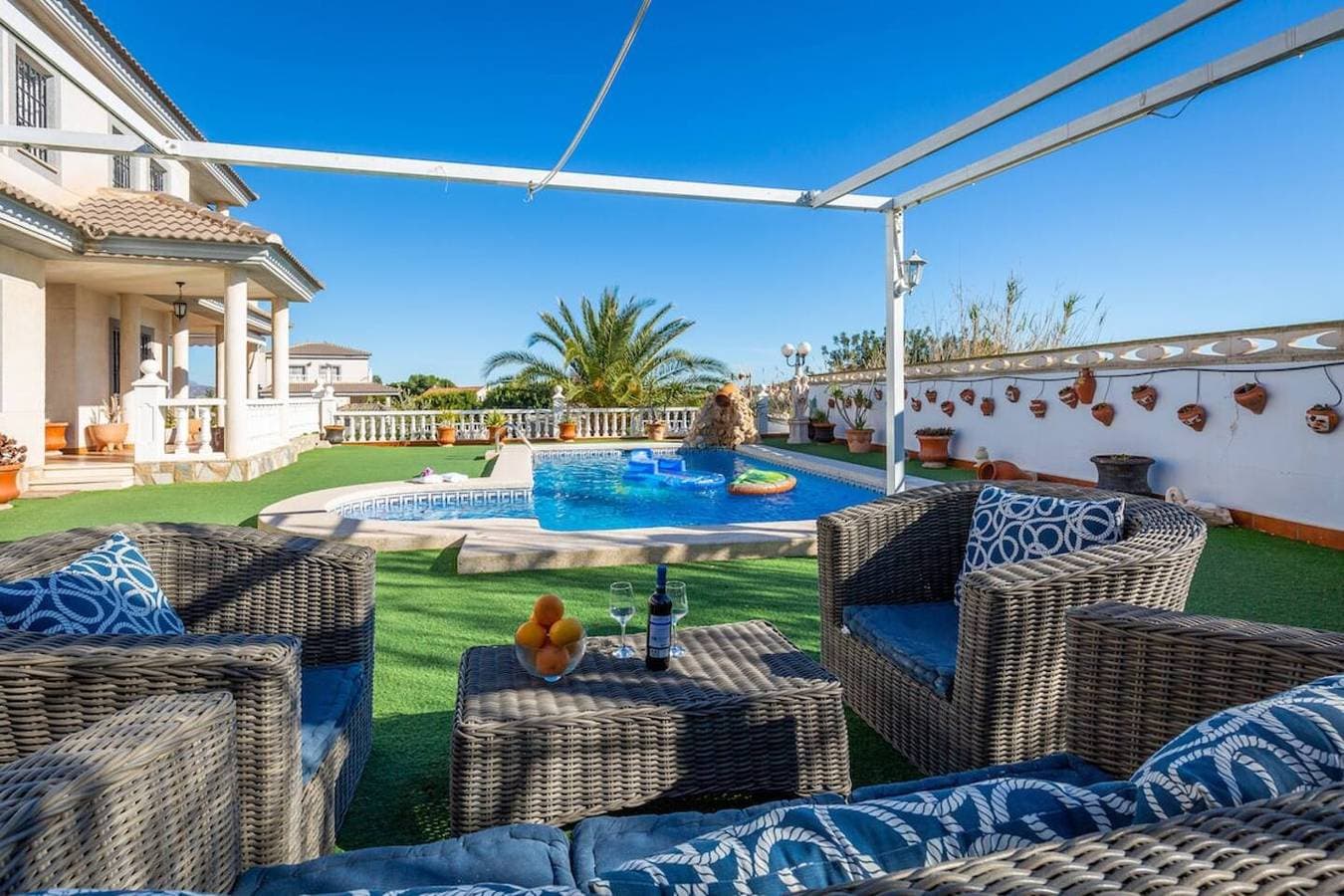 Foto 2 von 37: Villa für 12 Personen mit Terrasse