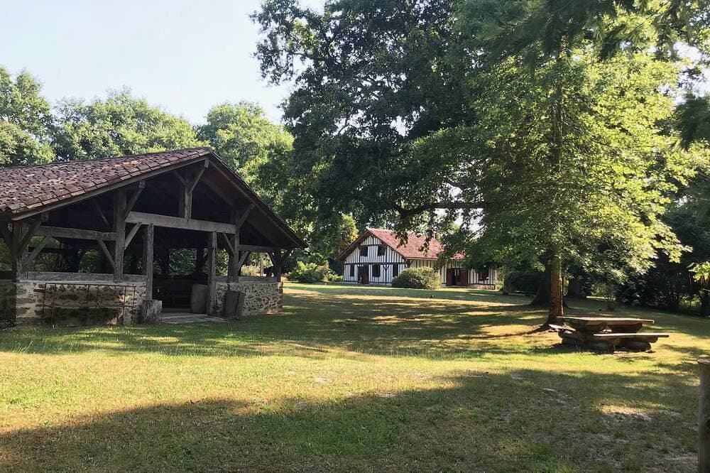 Foto 11 von 26: Traditionelles französisches Bauernhaus, wunderschön renoviert mit einem Pool im Wald