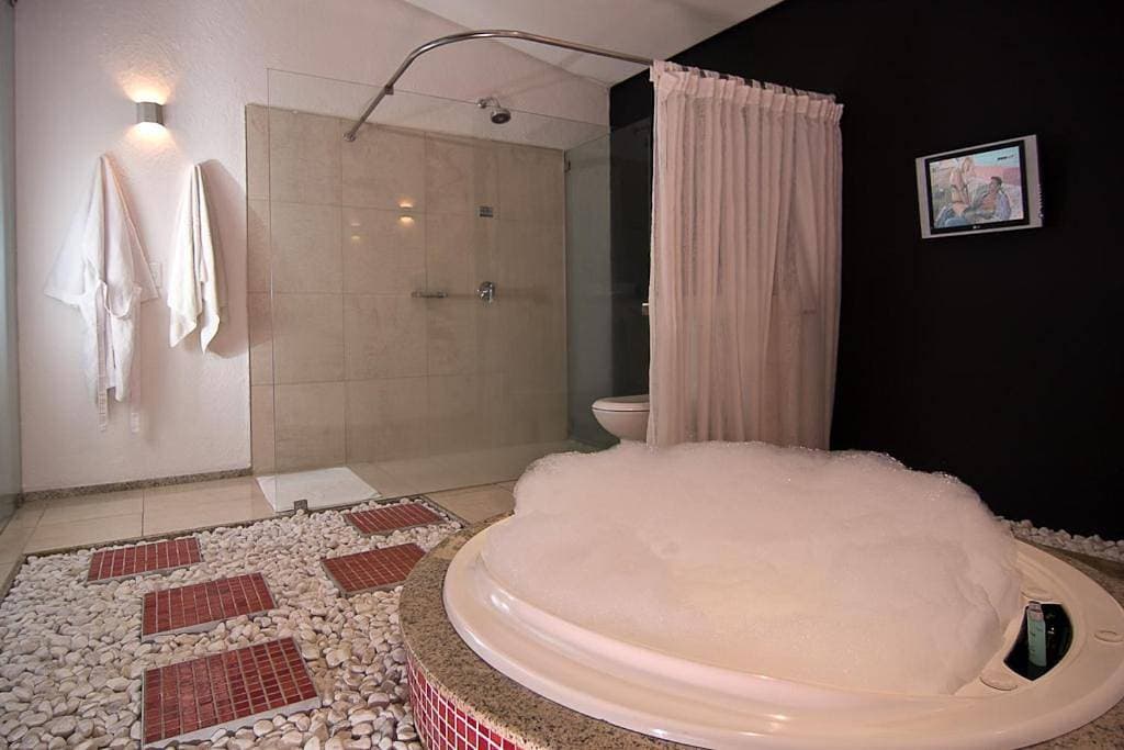 Foto 6 von 9: Suite with Hot Tub