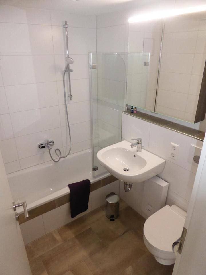 Foto 7 von 12: Family Room with Bathroom