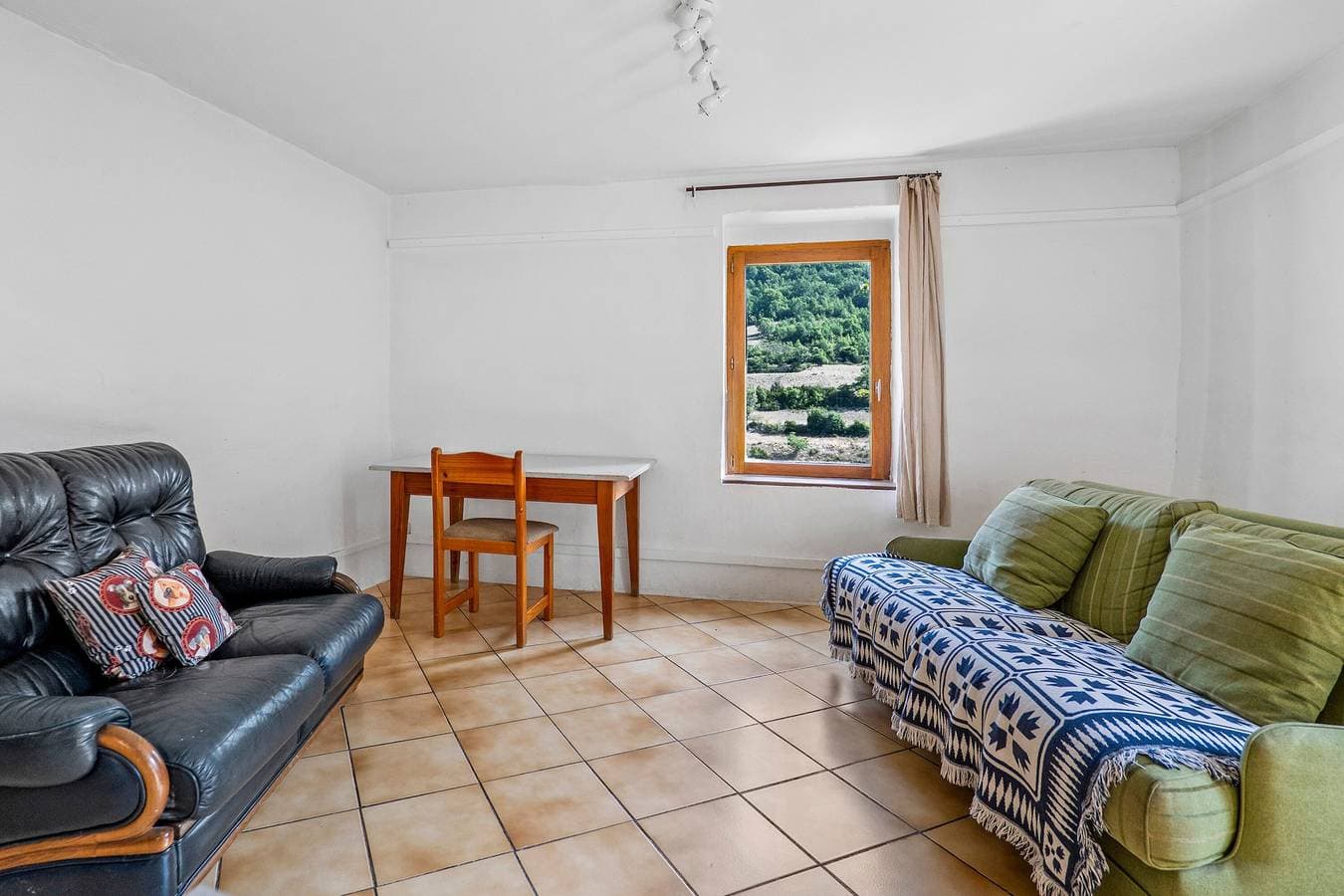 Foto 8 von 28: Zimmer 'Chambre Jaune' mit Bergblick, gemeinsamer Terrasse und Garten