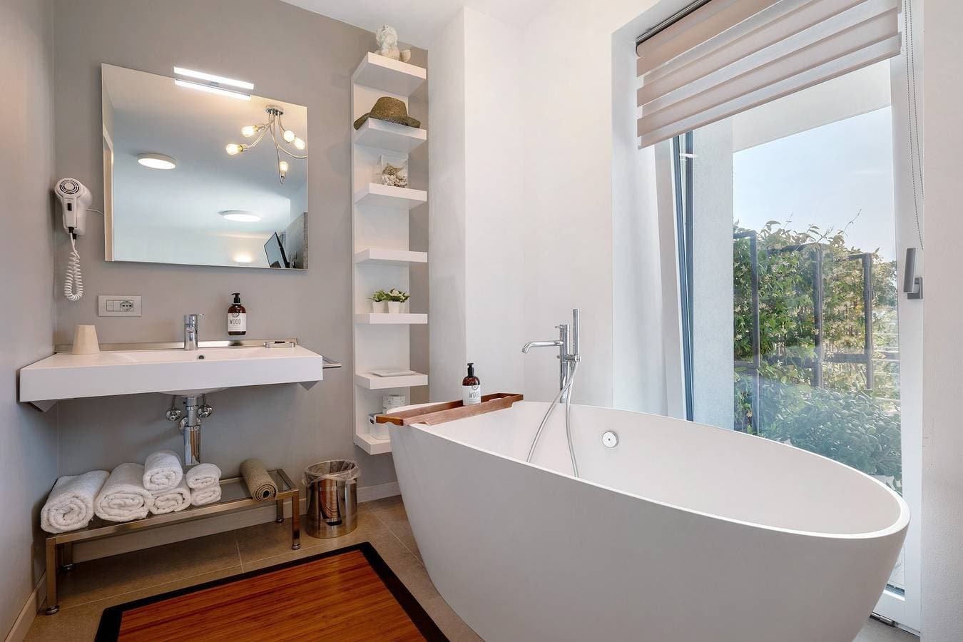 Foto 9 von 32: Eco del Garda – Deluxe Studio 101 mit überdachter Terrasse und Seeblick