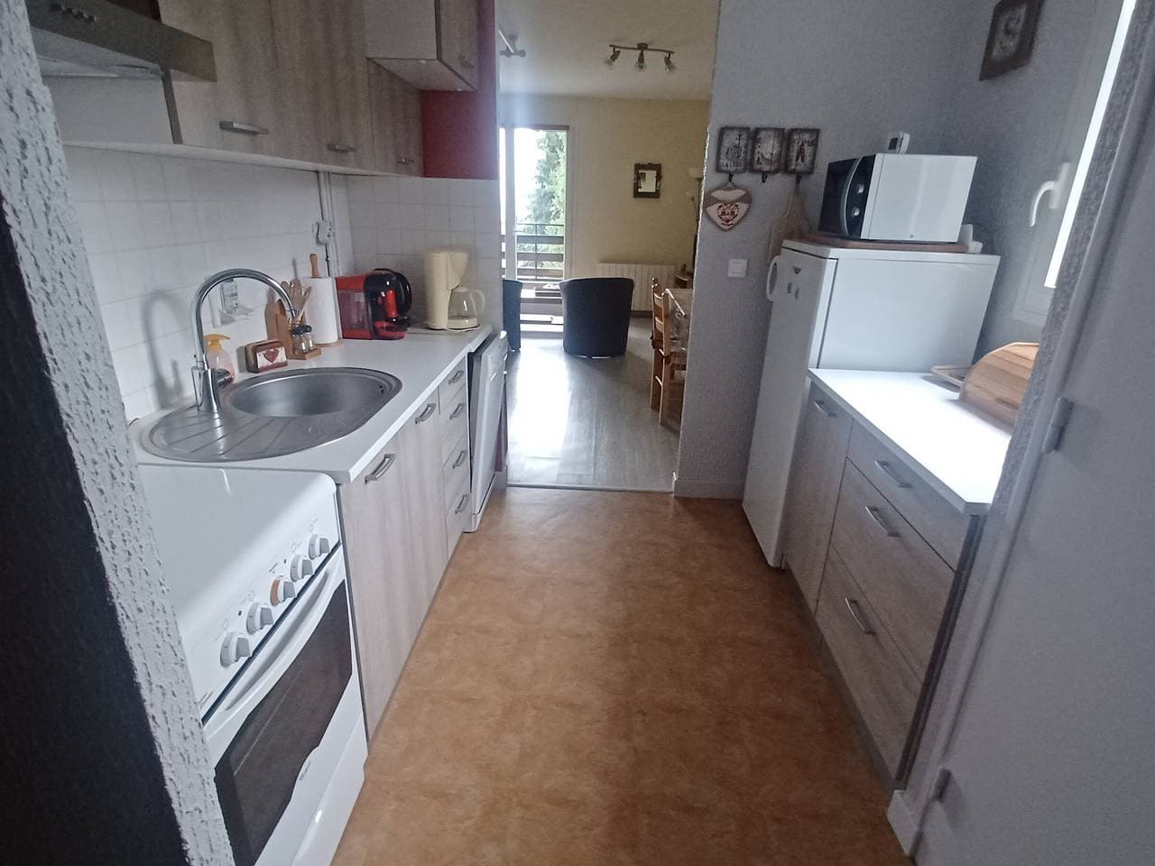 Foto 7 von 15: Studio in Besse-et-Saint-Anastaise mit Parkplatz und Blick auf die Cantal-Berge