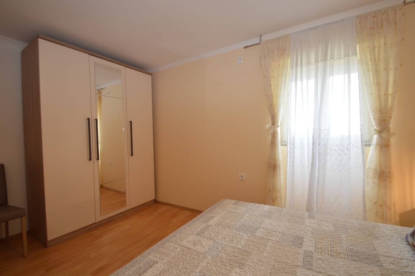 Foto 11 von 20: Das Apartment Hrasta 1 ist eine Unterkunft in Hrasta auf der Insel Cres, 43 km von Mali Lošinj entfernt. Die Wohnung ist ideal für eine Familie oder eine Gruppe von bis zu vier Personen und verfügt über zwei Schlafzimmer, eine Küche, ein Wohnzimmer, ein Esszimmer, ein Badezimmer mit Badewanne und eine Waschmaschine. Private Parkplätze stehen vor der Wohnung zur Verfügung.