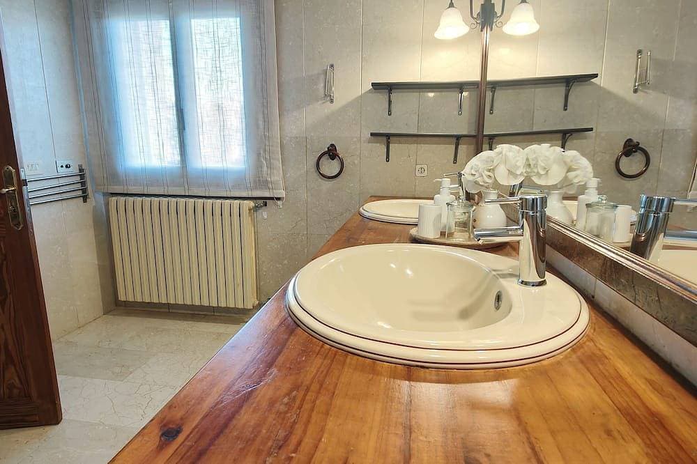 Foto 4 von 30: Casa con Mucho Espacio en Pueblo muy Tranquilo Bien Comunicado. Piscina