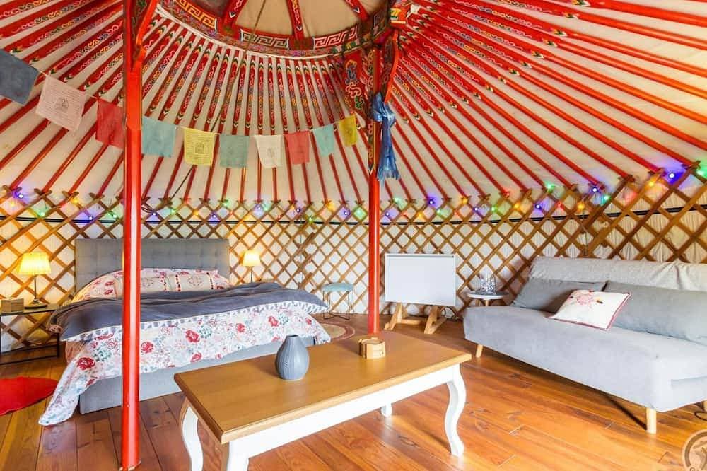 Yurt-Aufenthalt mit Terrasse und Panoramablick in Denneville 1