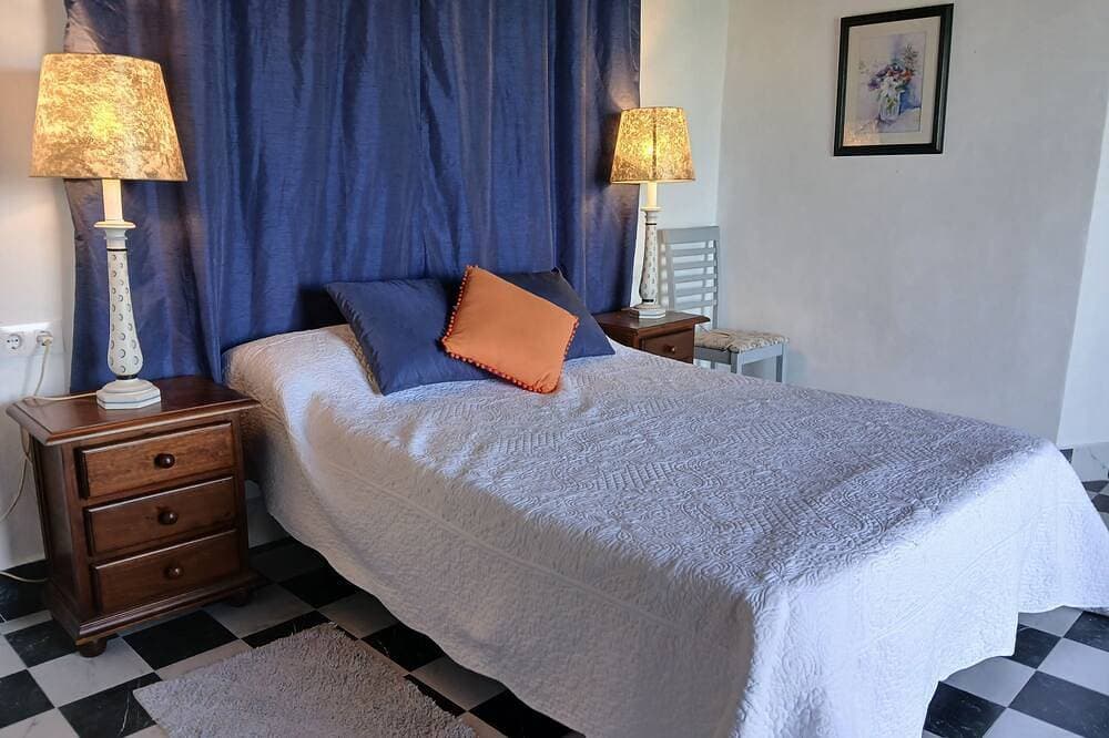 Foto 5 von 30: Tranquil rural Villa sleeps 5, Exclusive Private Pool, great views, close to sea