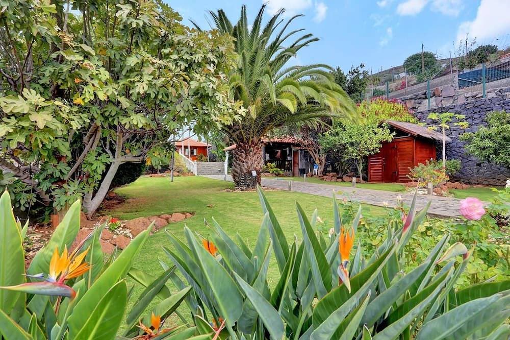 Wooden House with Private Pool Lush Garden 1