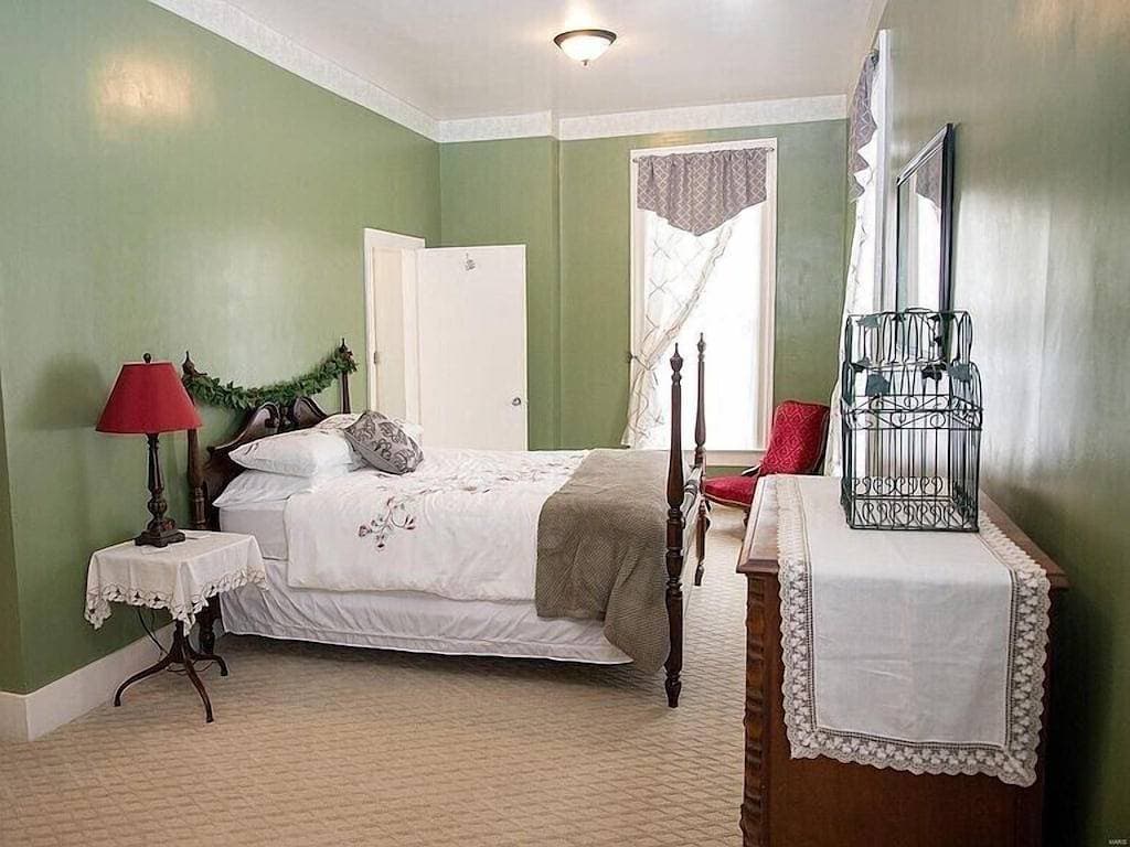 Foto 12 von 13: Historic Mansion, Minutes from Downtown