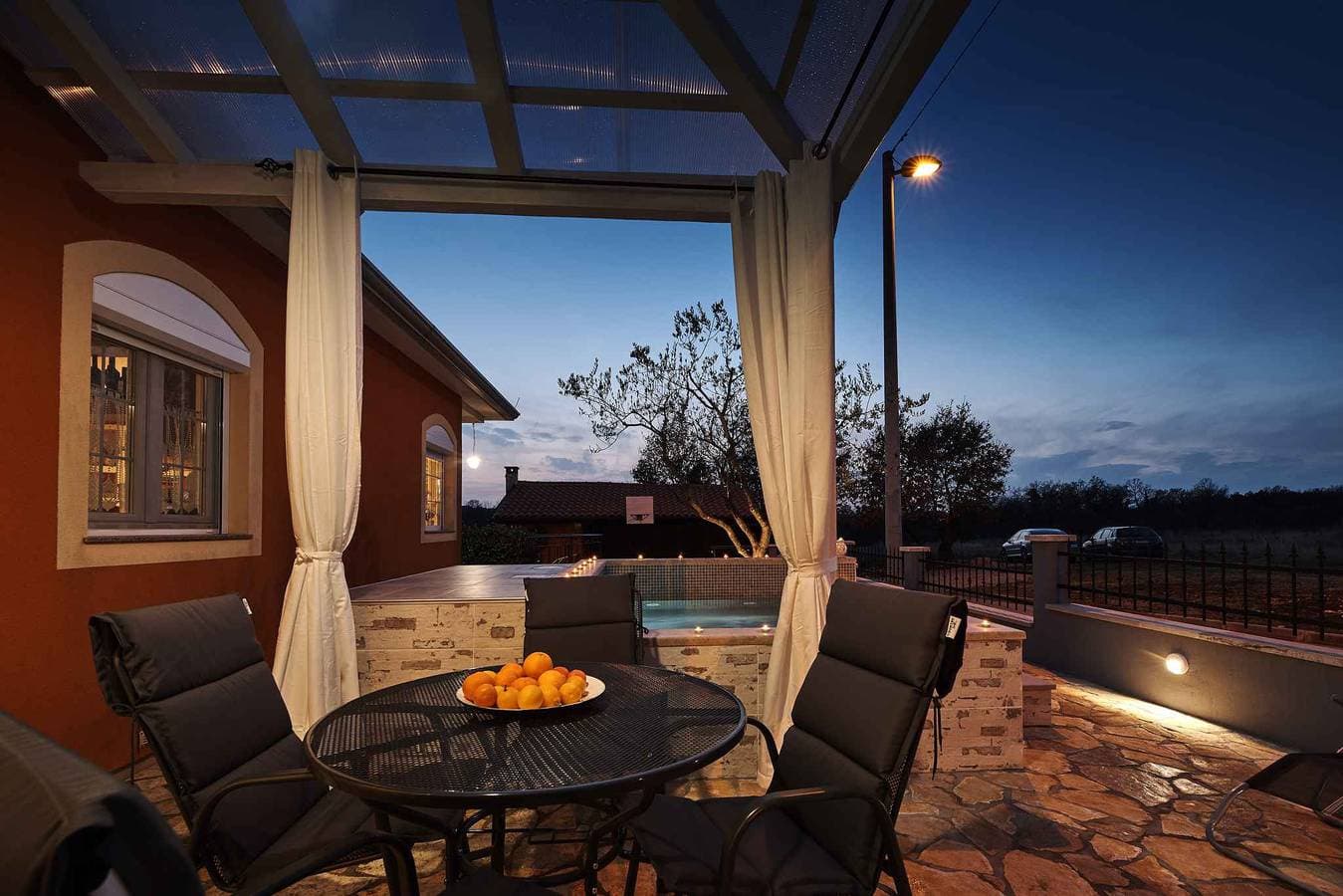Foto 7 von 36: Ferienhaus mit Klimaanlage, Terrasse und Whirlpool