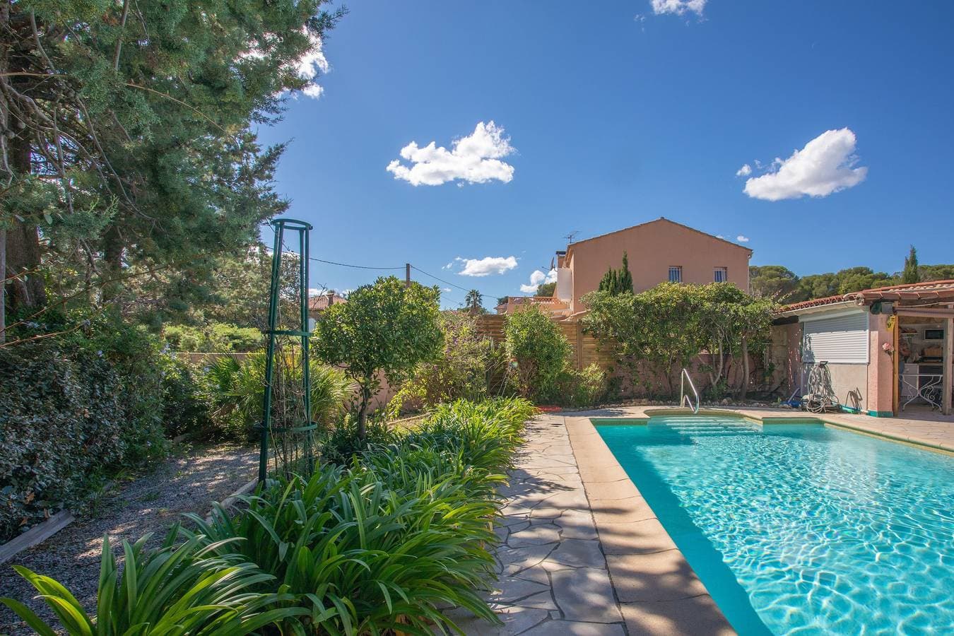 Foto 7 von 39: Appartement 'Ptit Coin De Paradis Plage Peguiere' mit privatem Pool, WLAN und Klimaanlage
