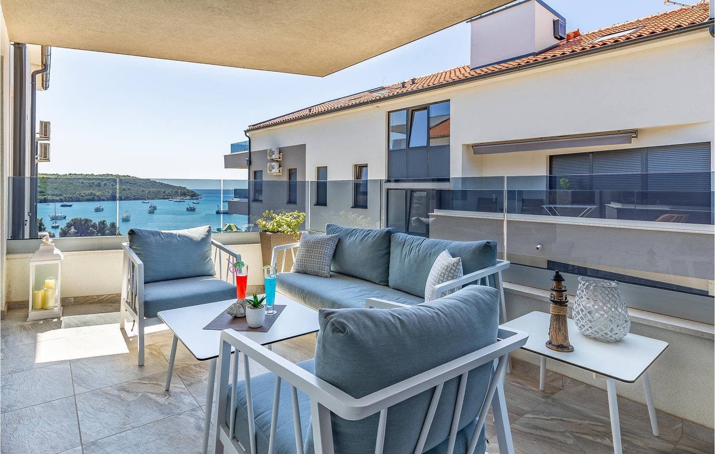 Foto 7 von 39: Gemütliche 62 m² große Ferienwohnung mit Meerblick, Pool, Strand in der Nähe und Parkplatz