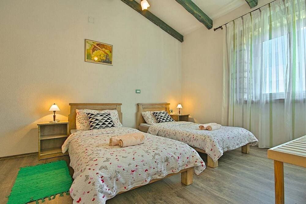 Foto 7 von 30: Atemberaubendes Haus in Tinjan mit privatem Swimmingpool, der sowohl drinnen.