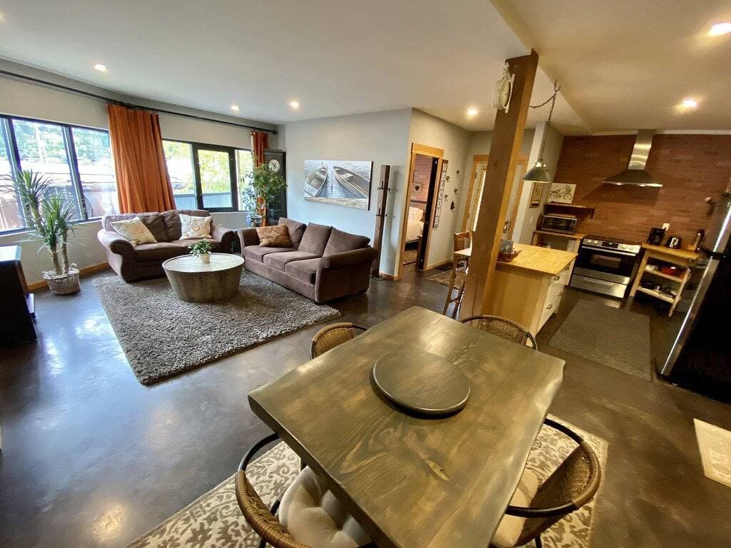 Foto 6 von 28: Charming & Inviting Railtown Suite - Walk Überall!