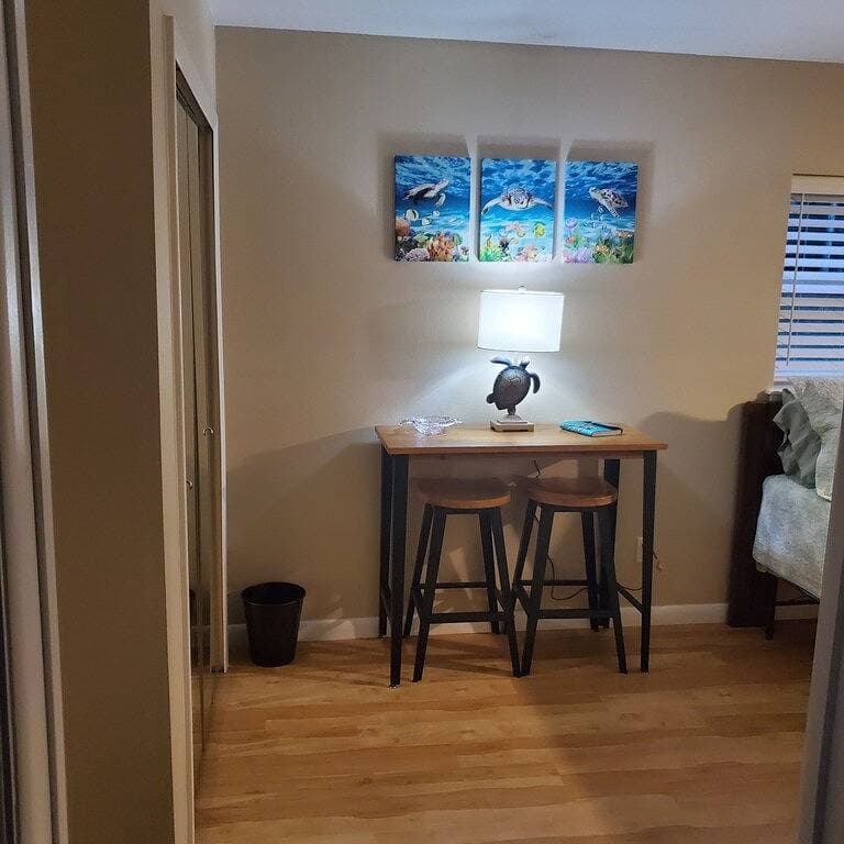 Foto 9 von 12: A Hidden Treasure: Spacious Studio with private entrance. Guests hate to leave.