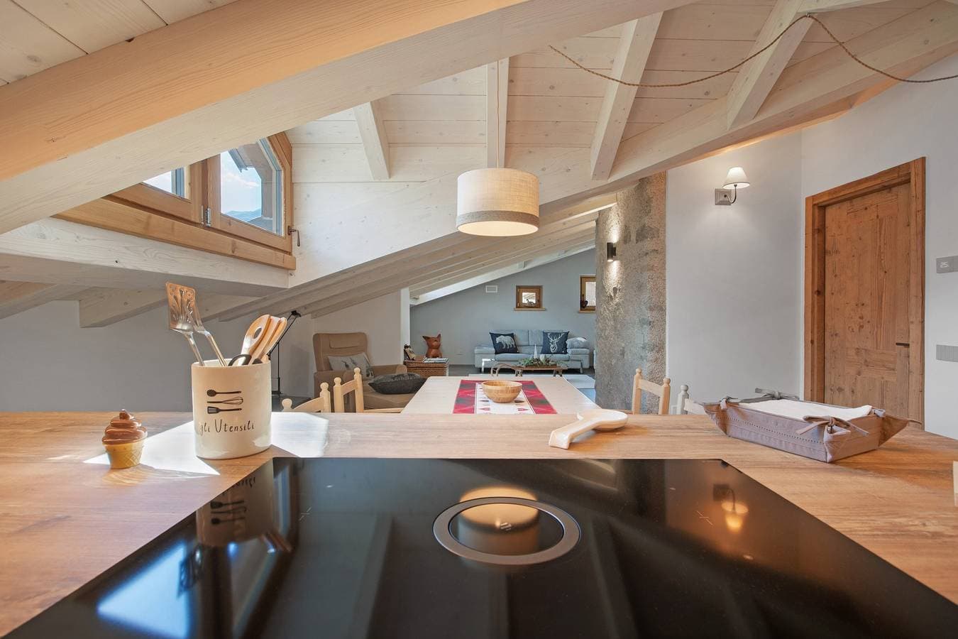 Foto 10 von 37: Ferienwohnung 'Scoiattolo' mit Bergblick, Gemeinschaftsgarten und Wi-Fi