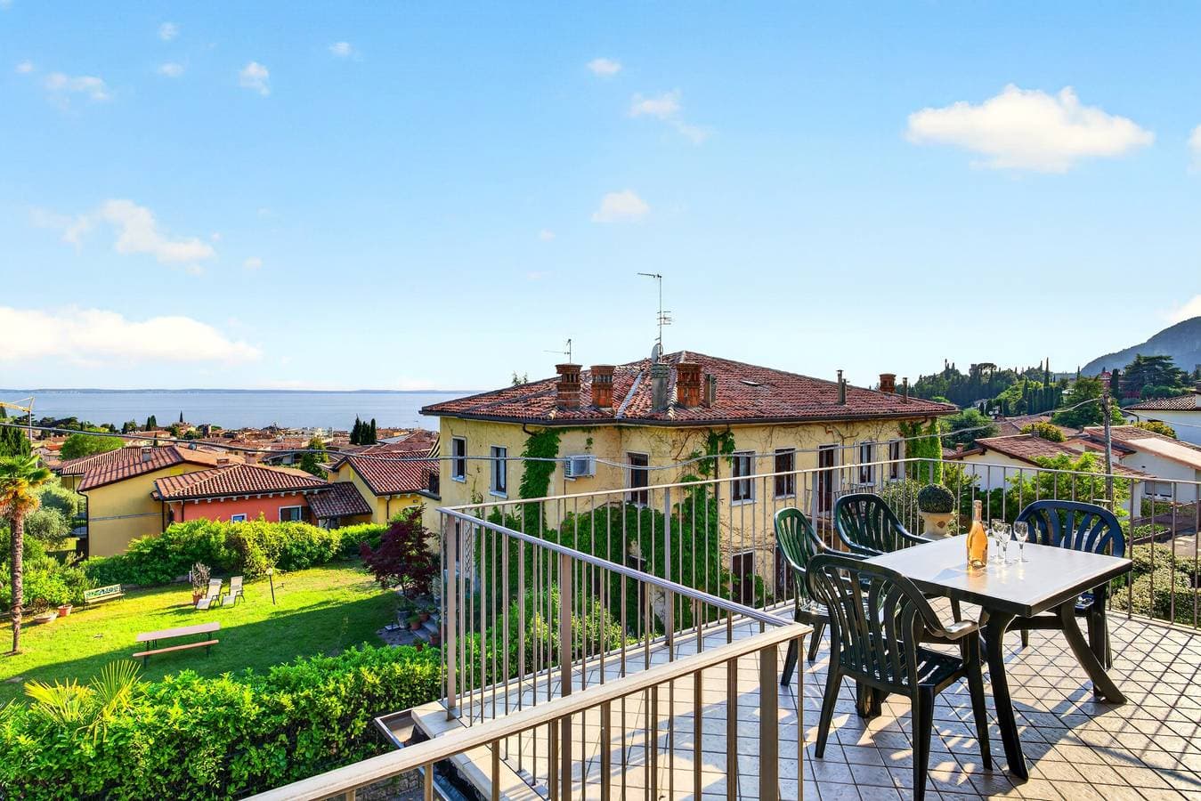 Foto 5 von 30: Regarda - La Terrazza di Garda Wohnung mit Terrasse mit Seeblick