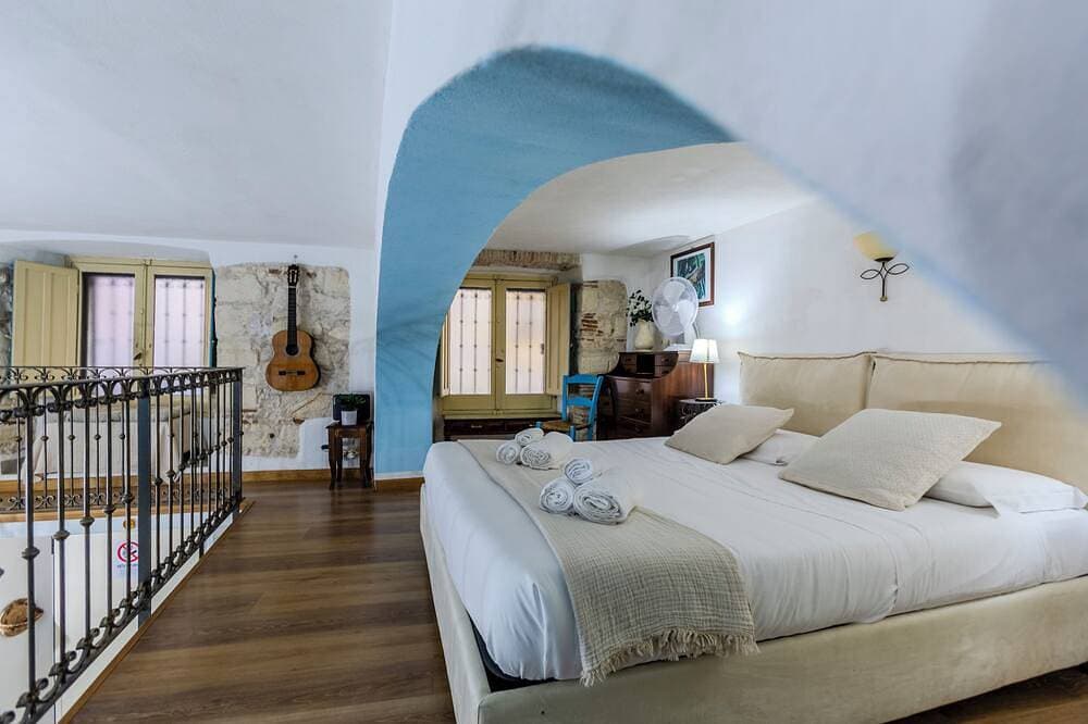 Foto 4 von 19: Castle Hill Loft – Heart of Cagliari Old Town