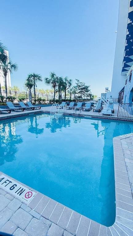 Foto 12 von 18: Beachfront Condo, sleeps 6, pools, hot tub, tiki bar, golf carts allowed