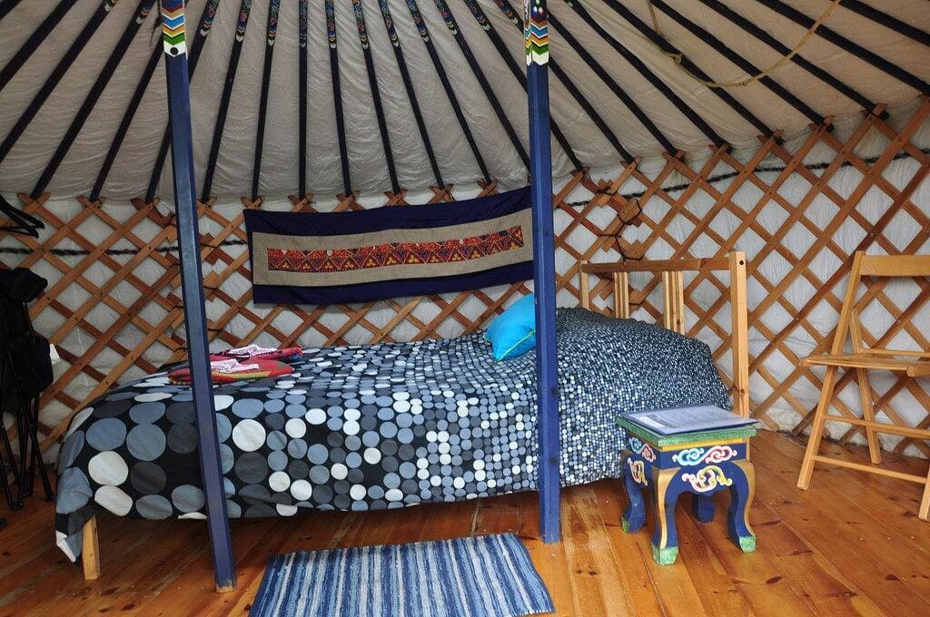 Foto 2 von 6: Kleine blaue Jurte im Cabot Shores Wilderness Resort