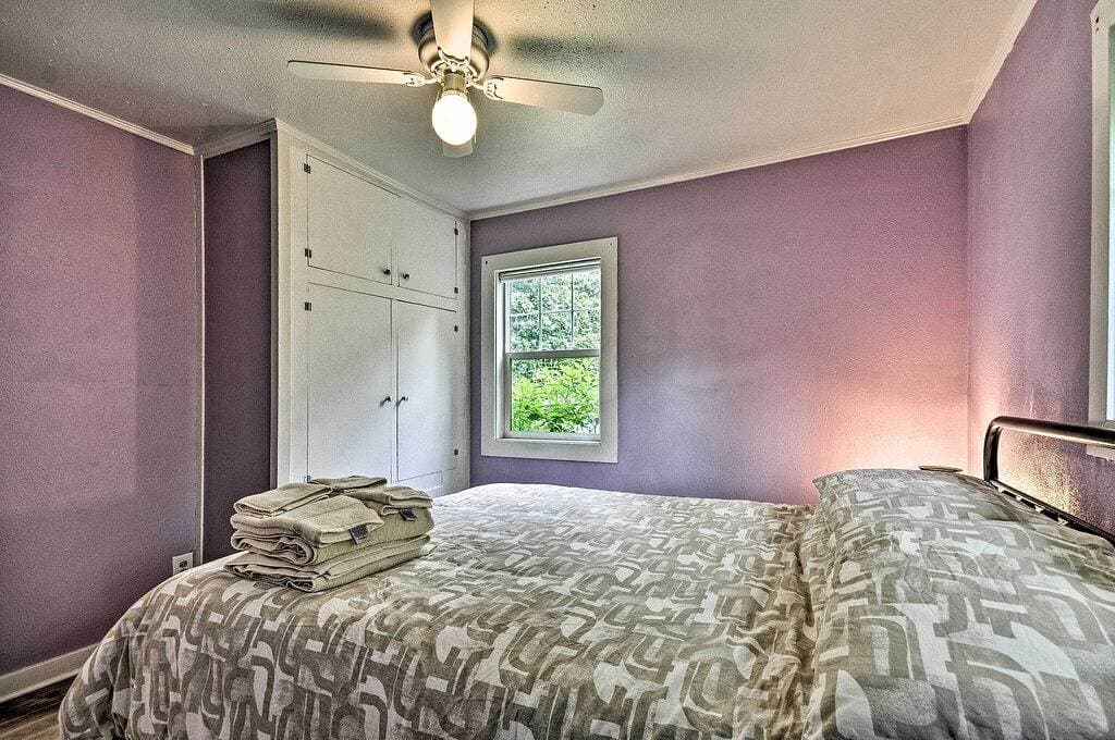 Foto 7 von 25: Downtown Home w/ Patio - Walk to Shops & Dining!