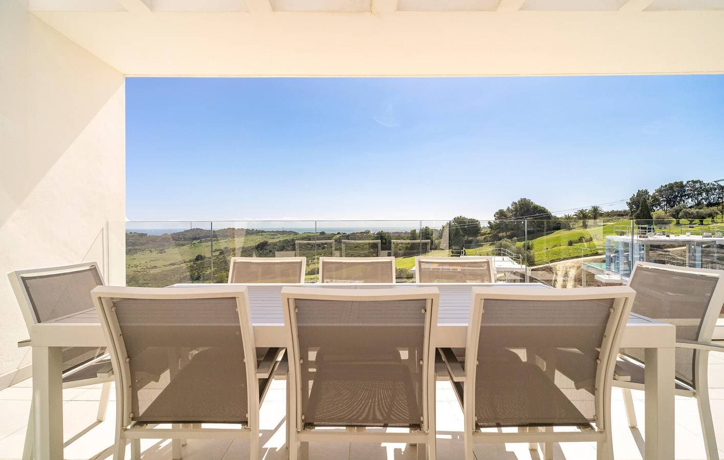 Foto 10 von 18: Apartment mit Meerblick, Pool, Terrasse, Parkplatz und AC