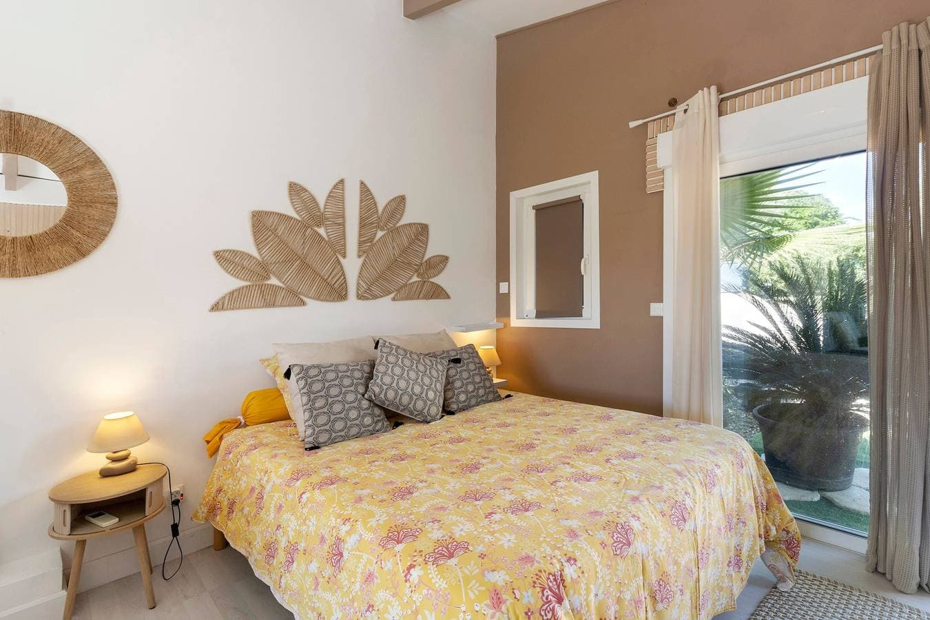 Foto 10 von 22: Gästezimmer „Le Pape - Chambre“ mit Meerblick, WLAN und Klimaanlage
