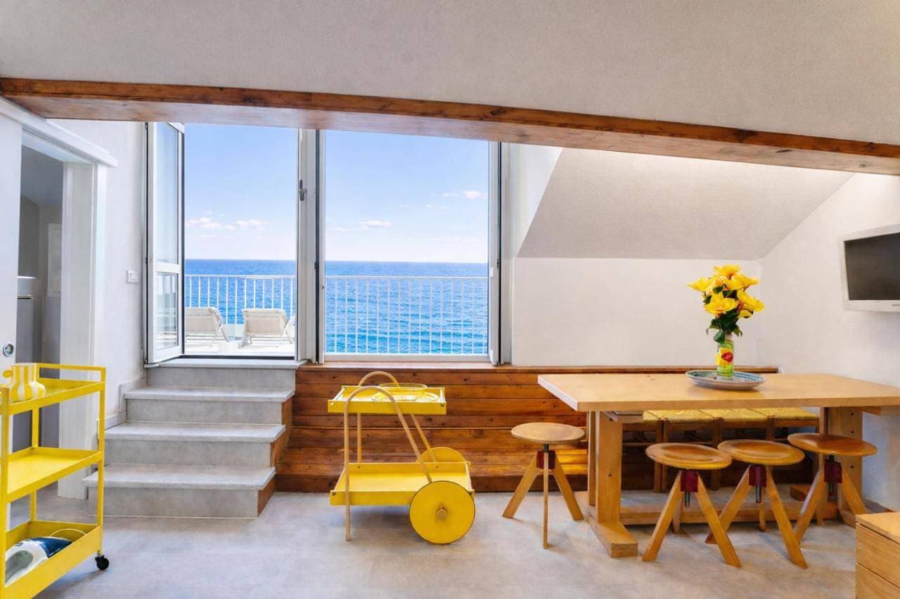 Alassio Lemon & Salt Seafront Apartment with Amazing Terrace - Prime Central Beach Location 1