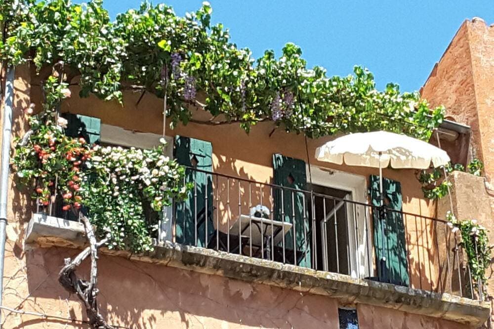 Foto 9 von 30: \"La Dame Au Balcon\" auf dem Dorfplatz