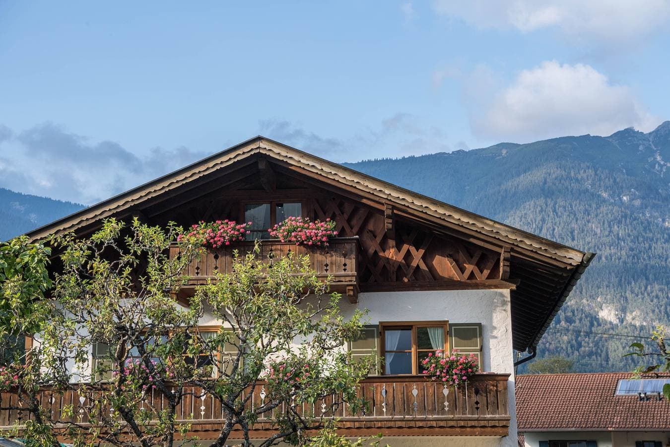 Foto 2 von 25: Ferienwohnung 'Gipfelblick' mit Bergblick, Balkon und WLAN