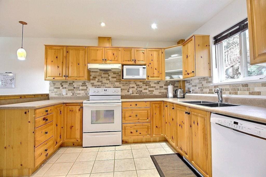 Foto 7 von 26: Modern, Rustic & Spacious Chalet, Views, Hot Tub