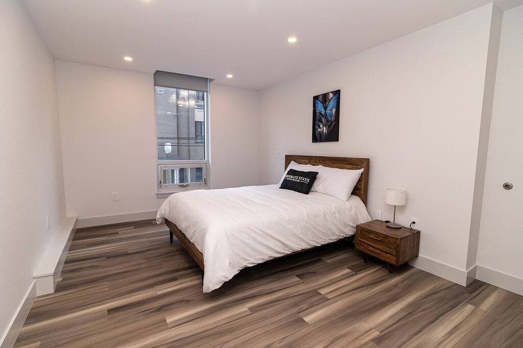 Foto 9 von 20: Modern Downtown 1Bd Suite w/ Balcony, Gym & City Views