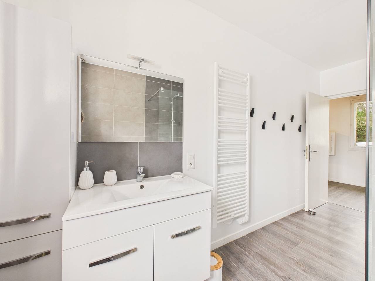 Foto 13 von 23: Piscine chauffée et jacuzzi - 4 adultes 4 enfants