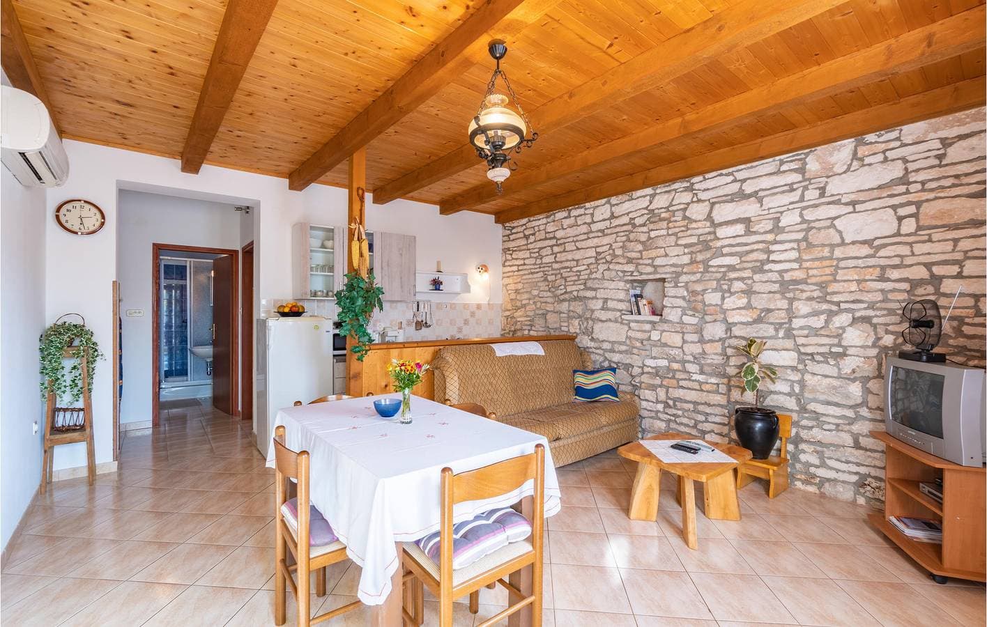 Foto 2 von 23: Gemütliche Ferienwohnung mit Terrasse, WLAN und Parkplatz, 1,5 km von der Küste und der Stadt entfernt