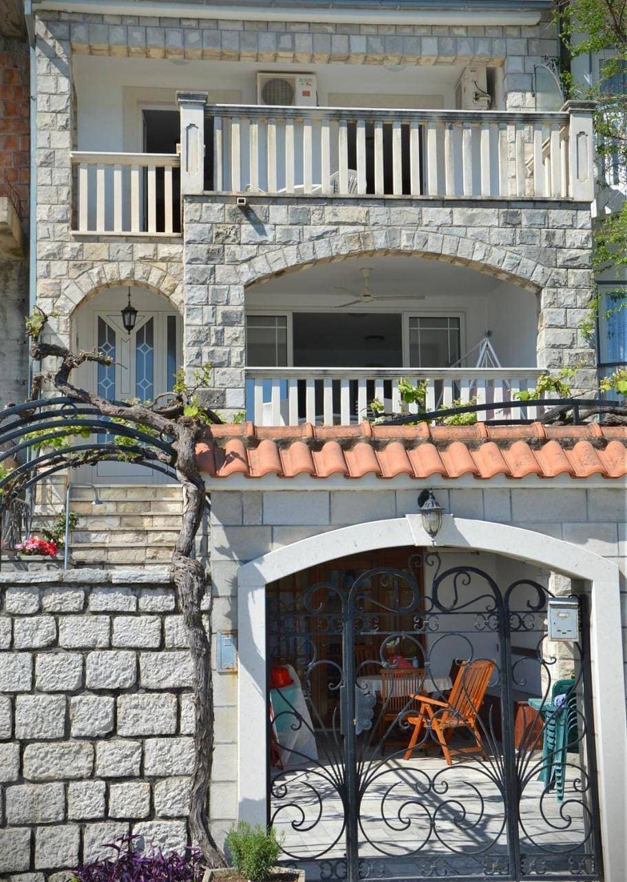 Apartmani Mustur 1