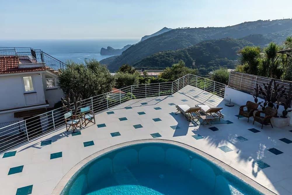 Villa Lavinia with private pool, terrace and sea view in Sorrento Coast 1