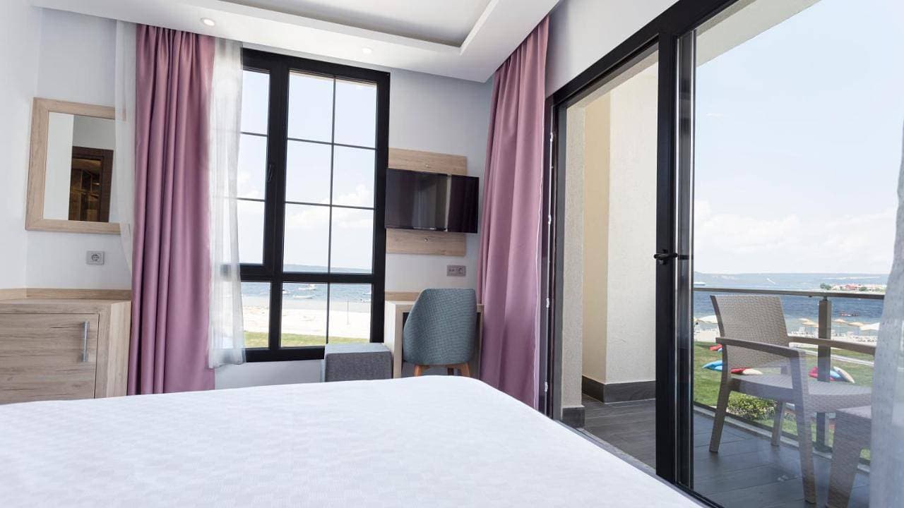 Foto 11 von 16: Double or Twin Room with Pool View