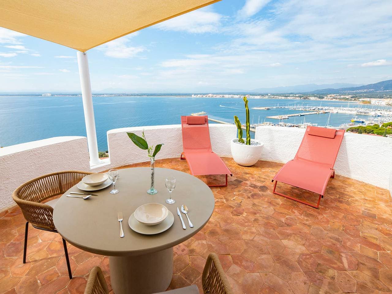 Foto 10 von 18: Modernes Studio mit Terrasse in Roses